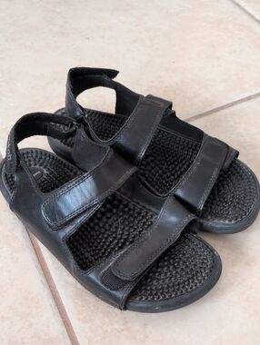Kenkoh Black Sandals Size 7